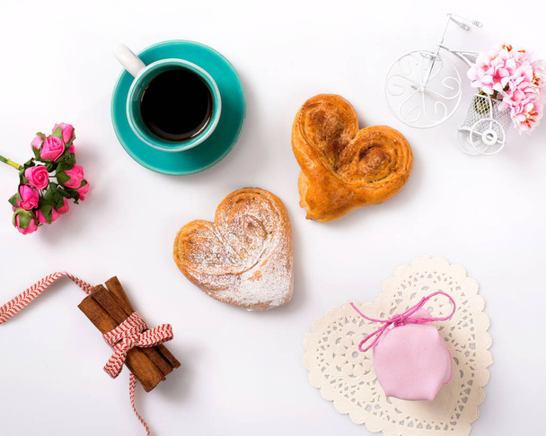 Buns with cinnamon and Tea Party on Valentine's Day - Fotoğraf, Görsel
