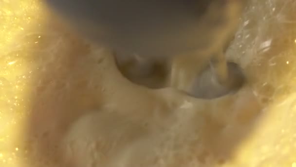 卵の白身をクローズ アップ ミキサー鞭のスローモーション - 映像、動画