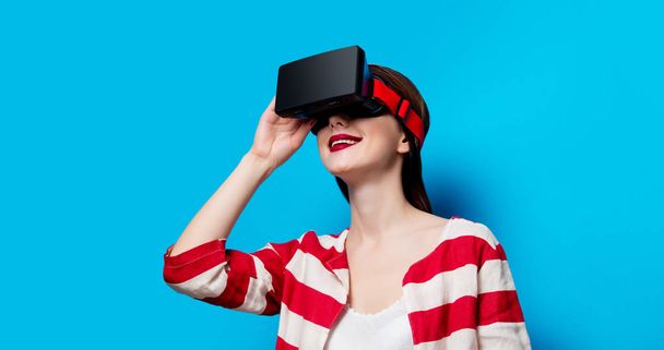 женщина с гаджетом виртуальной реальности
  - Фото, изображение