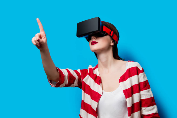 mujer con gadget de realidad virtual
  - Foto, imagen