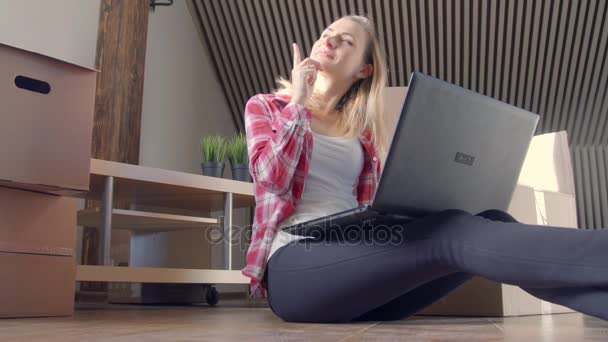 Happy woman with laptop in new home - Filmagem, Vídeo
