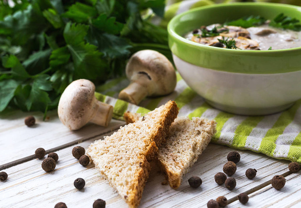 Mushroom puree soup with allspice, parsley, champignons and toas - Foto, imagen