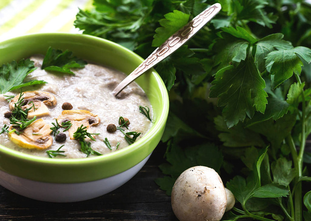 Mushroom puree soup with allspice, parsley, champignons and toas - Foto, Imagem