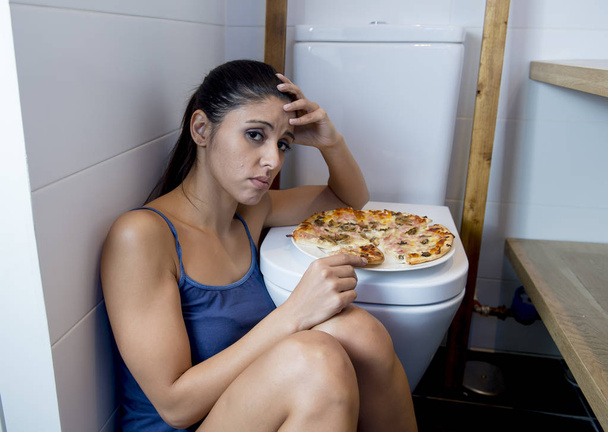 bulimiás nő rosszullét bűnös ül támaszkodva pizzát eszik Wc WC az emeleten - Fotó, kép