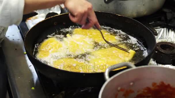 Μια μαγείρισσα τηγάνισμα κάποιες κοτολέτες κοτόπουλο στο λάδι σε Ιταλία, 4k - Πλάνα, βίντεο
