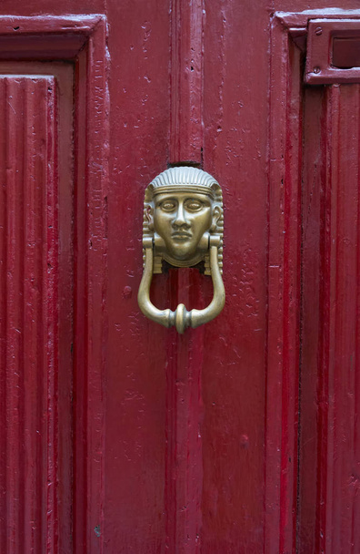 Архитектурные детали - старинная дверная ручка со львом
 - Фото, изображение