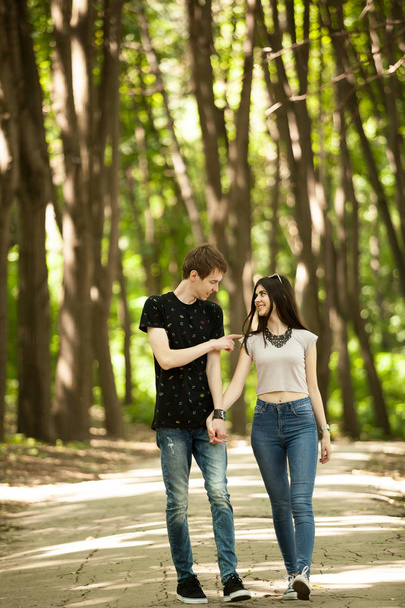 Puhuva pari kävelyllä puistossa
 - Valokuva, kuva