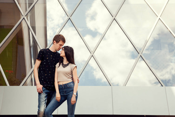 Cool moda buscando pareja posando en frente de edificio de oficinas
 - Foto, imagen