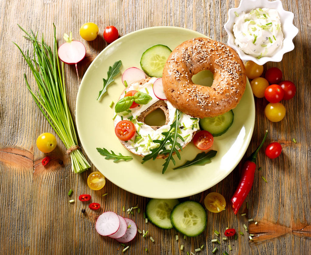 Вегетарианский бутерброд со свежими овощами, сливочным сыром и рукколой, здоровая пища
 - Фото, изображение