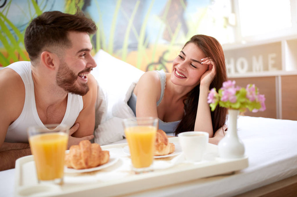 couple having breakfast in bed  - Foto, afbeelding