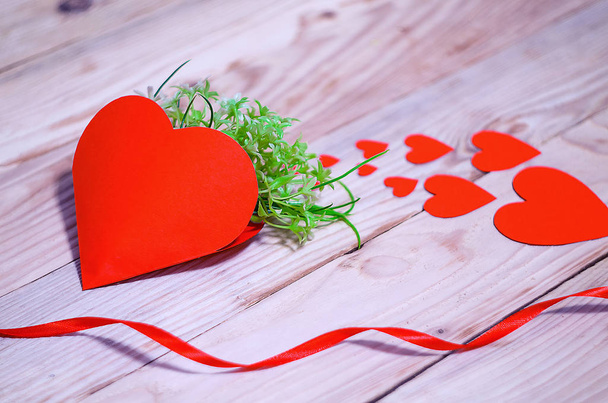 Сердца, цветы, ленты на деревянном свете
  - Фото, изображение