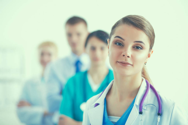Atractiva doctora delante del grupo médico - Foto, imagen