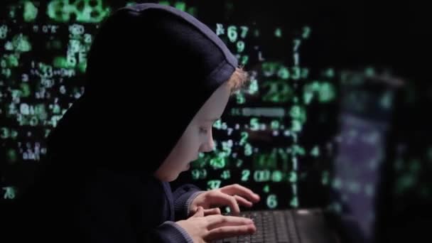 Jonge schooljongen prodigy - een hacker. Hacker op het werk. - Video