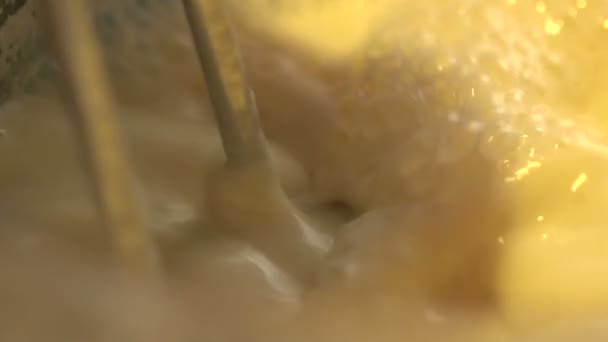 ミキサーは、スローモーションのクローズ アップで卵の白身を鞭します。 - 映像、動画