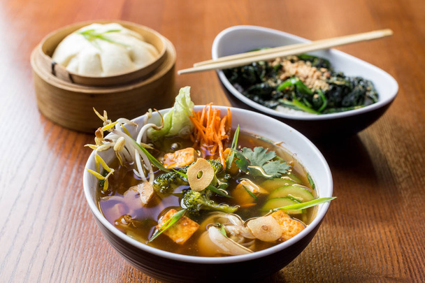 Pratos de jantar asiáticos - bao, sopa e salada
  - Foto, Imagem