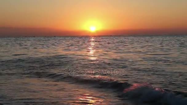 Гарний схід сонця на пляжі. Коста-дель-Sol(Coast of the Sun), Малага, Андалусия, Іспанія - Кадри, відео