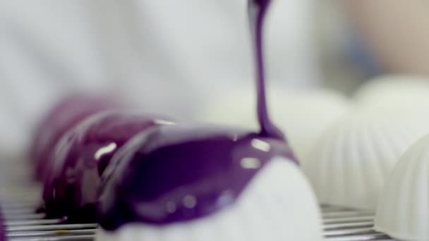 der Prozess des Abdeckens von Kuchen mit violetter Glasur, Nahsicht - Filmmaterial, Video