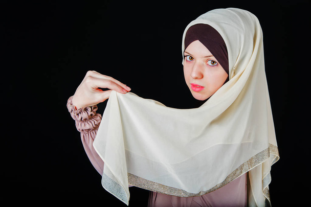 Молодая азиатка-мусульманка в шарфе с волшебными глазами
 - Фото, изображение