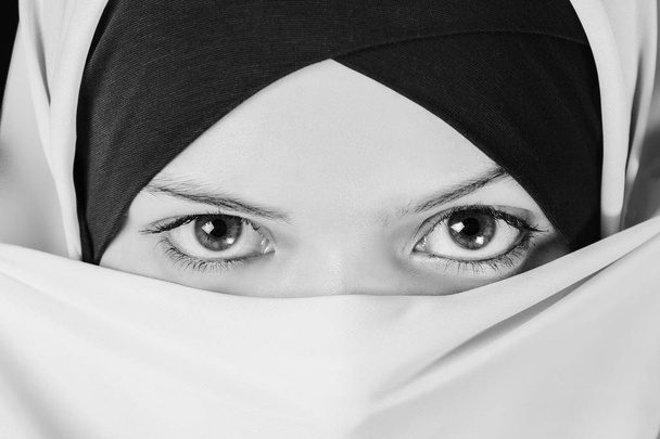 Jonge Aziatische Moslimvrouw in hoofddoek met de magische ogen - Foto, afbeelding