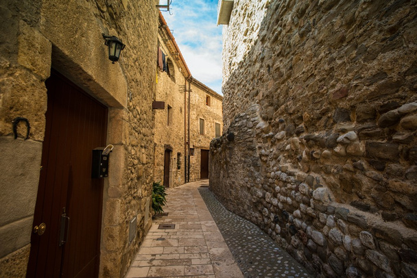 Narow street in Besalu, Spain - Foto, Imagem