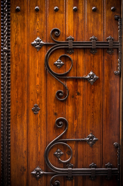ahşap kapı ile metal dekorasyon - Fotoğraf, Görsel