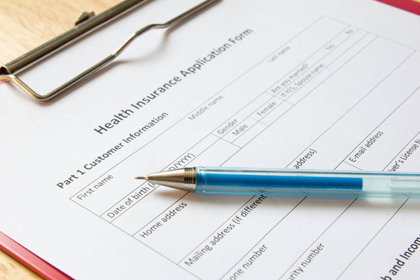Formulaire de demande d'assurance maladie vierge avec stylo attendre les données de remplissage
 - Photo, image