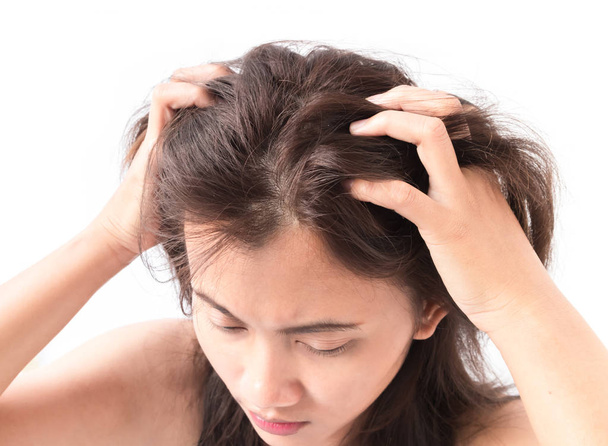 Крупним планом жінка рука свербить шкіру голови, концепція догляду за волоссям
 - Фото, зображення
