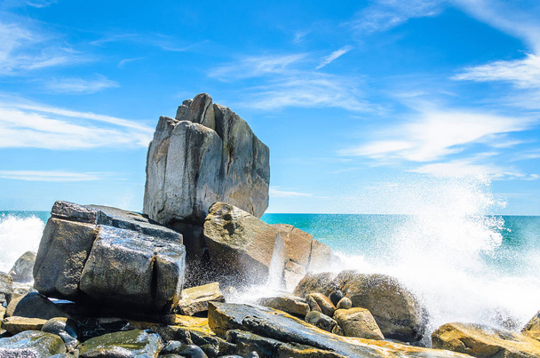石、海水を押すと飛散水滴の背景 - 写真・画像