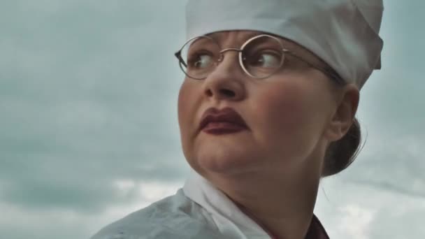Enfermeira vire a cabeça e comece a gritar no lago no dia nublado de verão
 - Filmagem, Vídeo
