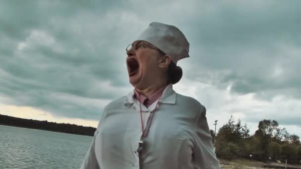 Dokter en begin schreeuwen bij lake op bewolkte dag van de zomer - Video