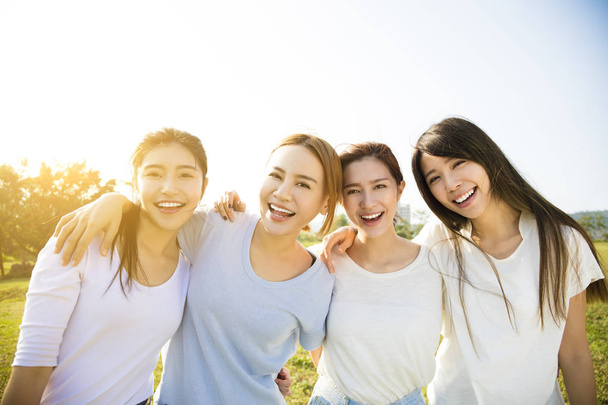 Groep van jonge mooie vrouwen die glimlachen - Foto, afbeelding