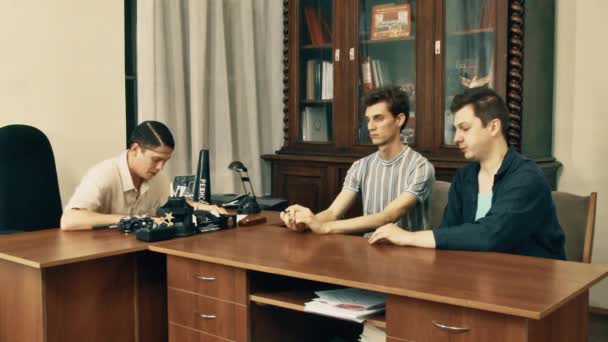 Filmový režisér v bílé košili zlobí čtení scénář s office dělníci - Záběry, video
