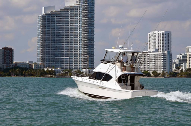 Bateau de pêche sportive approchant une marina de Miami
 - Photo, image
