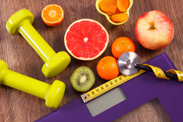 Электронная шкала для ванной, сантиметр и стетоскоп, свежие фрукты, гантели для фитнеса, похудения и здорового образа жизни
 - Фото, изображение
