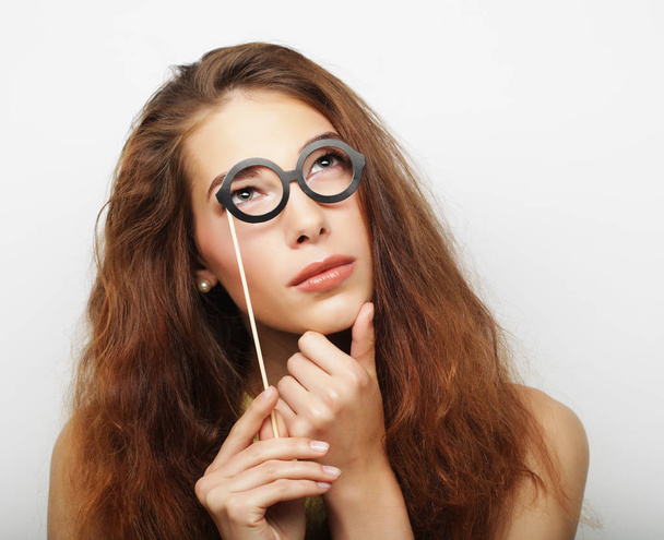 Приваблива грайлива молода жінка з фальшивими окулярами
 - Фото, зображення