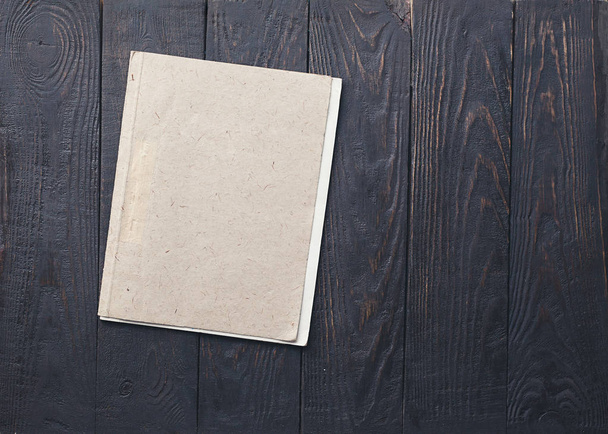 папка на деревянном фоне
 - Фото, изображение