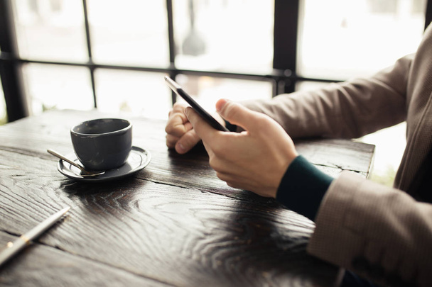 Cropped of businessman using digital tablet in a cafe - Foto, Bild