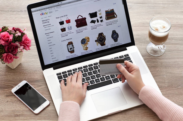 Femme avec MacBook et iPhone service de shopping sur Internet eBay
  - Photo, image