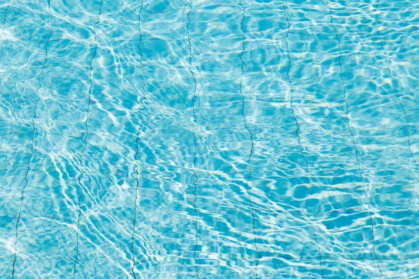 Modrá roztržená voda v bazénu. - Fotografie, Obrázek