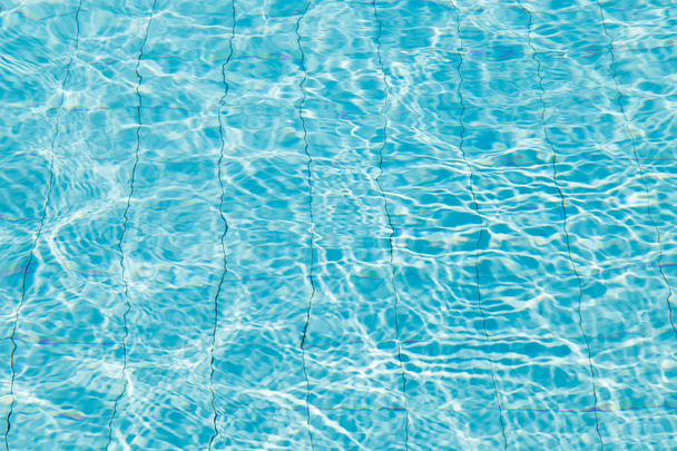Blaues Wasser in Schwimmbad gerissen. - Foto, Bild