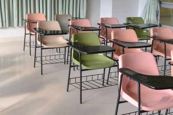 Birçok sandalye özenle düzenlenmiş boş sınıfta ders. - Fotoğraf, Görsel