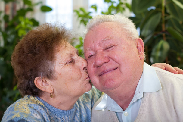 Niedliche Senioren paar küssen - Foto, Bild
