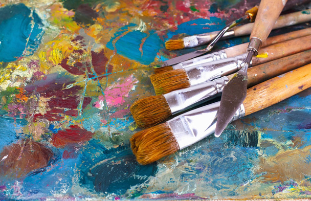 artist's palette with oil paints and brushes - Foto, imagen