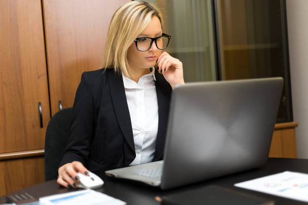 businesswoman working using laptop  - Foto, imagen