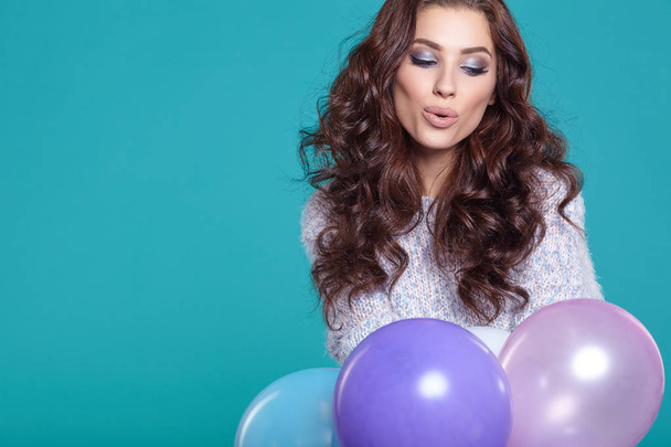 Young pretty woman with colored balloons - Fotoğraf, Görsel