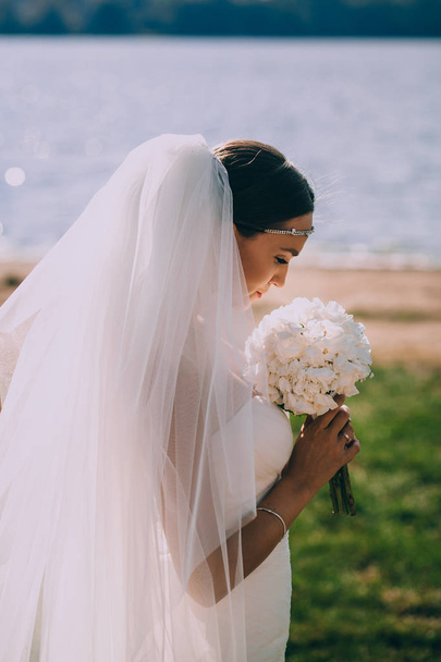 白いウェディングドレスの美しい花嫁 - 写真・画像