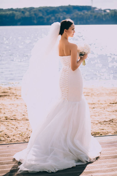 hermosa novia en vestido de novia blanco - Foto, imagen