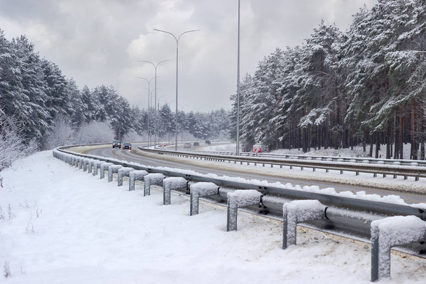 Autostrada con foresta su entrambi i lati dopo nevicate
 - Foto, immagini