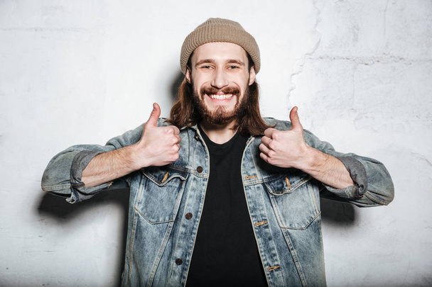 Happy bearded hipster man posing with thumbs up gesture. - Foto, Imagen