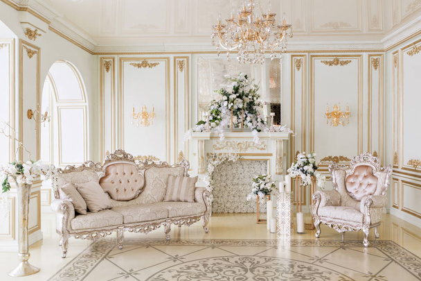 Lussuoso interno vintage con camino in stile aristocratico - Foto, immagini